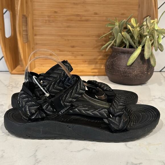 Teva Hurricane Strap Sandals Black Gray Chevron Stripe Gorpcore size 10 main image 6
